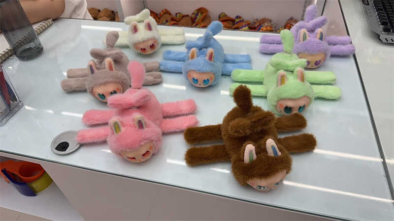 М`яка іграшка-браслет M 19502 (300) ЦІНА ЗА 1 ШТУКУ, 2 заводні механізми: обертання хвостика і рух крилець, чіпляється на руку, ВИДАЄТЬСЯ ТІЛЬКИ МІКС ВИДІВ