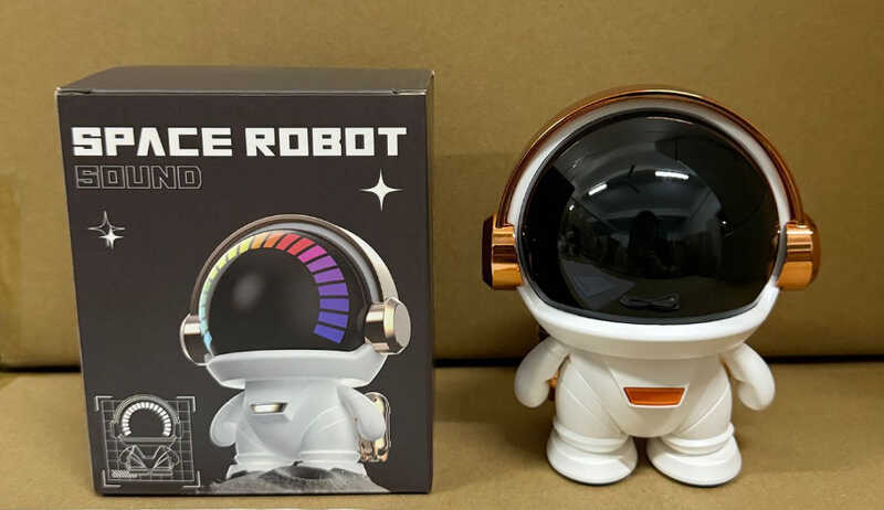 Колонка C 72555 (60) "Астронавт", висота 13 см, підсвічування, світло підлаштовується під гучність музики, вбудований акумулятор, в коробці